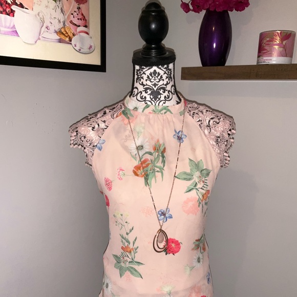 Express lace sleeve blouse. - Picture 1 of 3